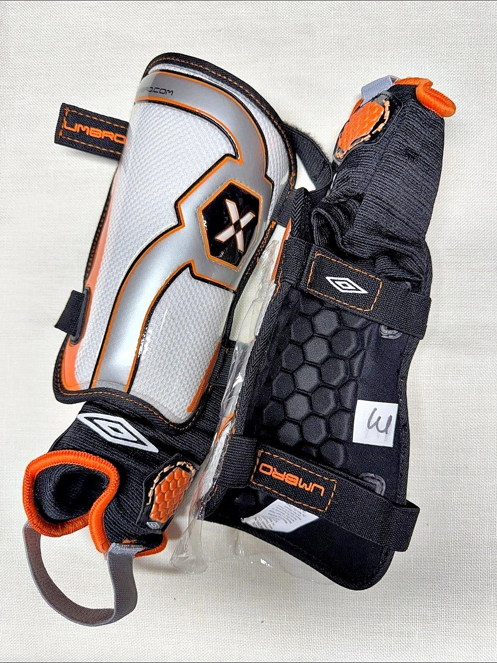 Umbro Neo Pro Tecta II Guard w/ Calf Straps Soccer Shin Guards Medium